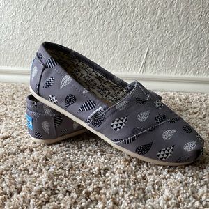 Tom’s shoes gray raindrops